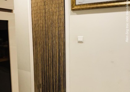 Rèm ống trúc trang trí cửa phòng vệ sinh giúp thanh tẩy uế khí vào phòng sinh hoạt